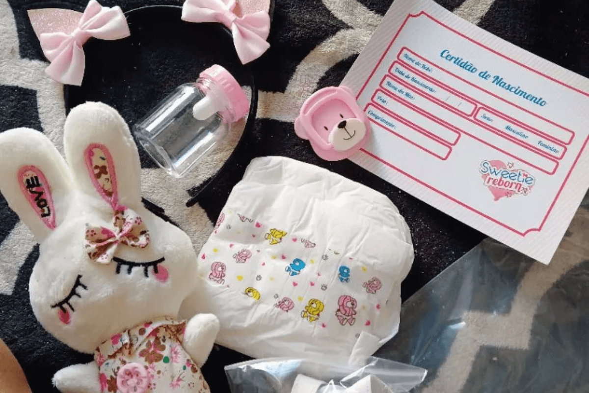 Foto de documentação: apenas a cama com acessórios e brinquedos para bebê realista arrumados no colchão